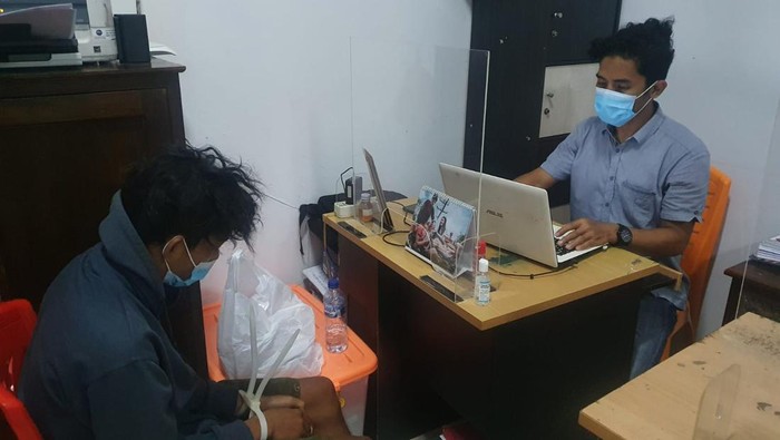 Pelaku curas DS saat dimintai keterangan Polresta Banyumas, Sabtu (4/6/2022)