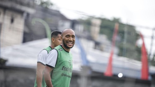 pemain belakang Bali United, Leonard Tupamahu