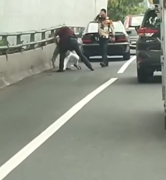 Pengemudi pelat RFH pukuli warga di Tol Gatsu (dok. tangkapan layar video)