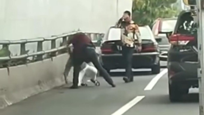 Pengemudi pelat RFH pukuli warga di Tol Gatsu (dok. tangkapan layar video)