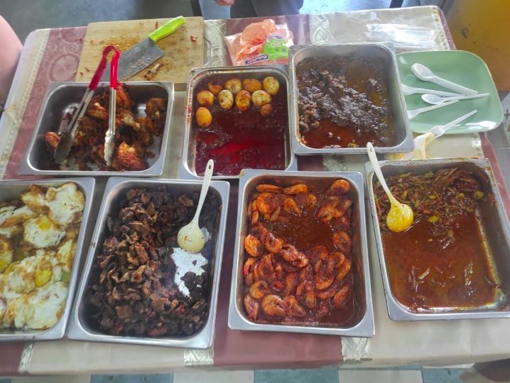 Penjual nasi lemak kasih makan gratis untuk pelajar yang tak punya uang