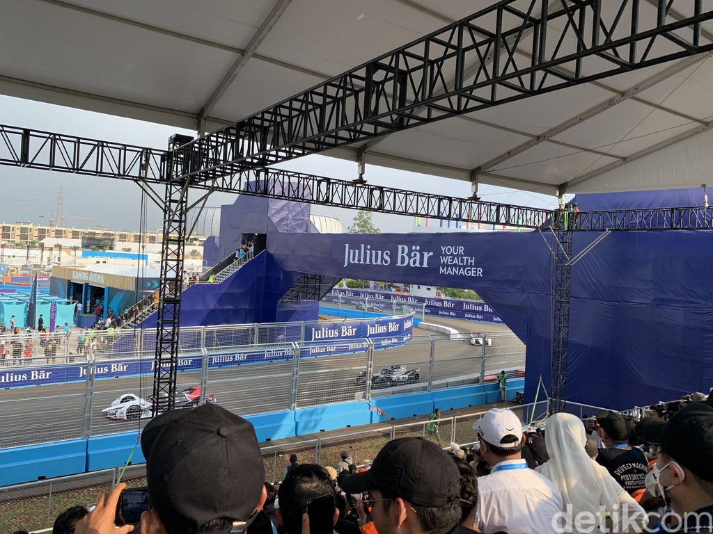 Penonton di tribun Formula E Jakarta