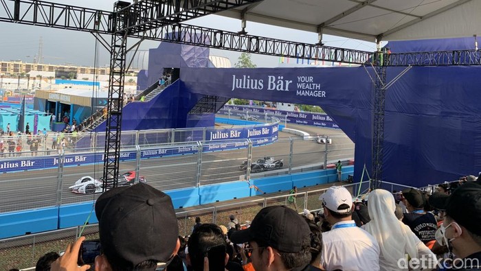 Penonton di tribun Formula E Jakarta