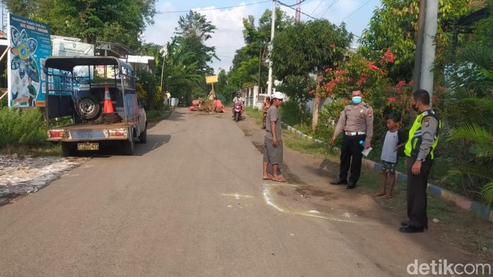 Polisi melakukan olah TKP di lokasi bocah tewas jatuh dari truk saat nggandol.