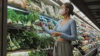 Eva adalah seorang vegetarian dan pelaku hidup sehat. Salah satu momen belanja makanan yang ia pamerkan di Instagram adalah ketika memilih-milih sayur.