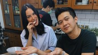 Foto ini membuktikan kedekatan ibunda Eva dengan Demas yang saat itu masih calon menantu. Keduanya duduk di meja makan dan siap melahap aneka makanan enak di depannya.