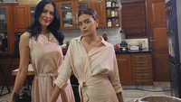 Bak kakak-adik, inilah kecantikan Eva dan Sophia Latjuba yang berfoto dengan latar dapur. Keduanya hendak syuting program masak.
