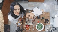 Kalau ini momen kompak Eva Celia saat masak bareng sang ibu, Sophia Latjuba. Mereka semangat hendak membuat makanan Korea. Ada yang bisa tebak?