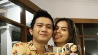 Begini potret romantis Demas saat merayakan ulang tahun sang kekasih pada tahun 2020. Ia membawakan kue berhias figur mini Eva Celia dan lilin angka 28.