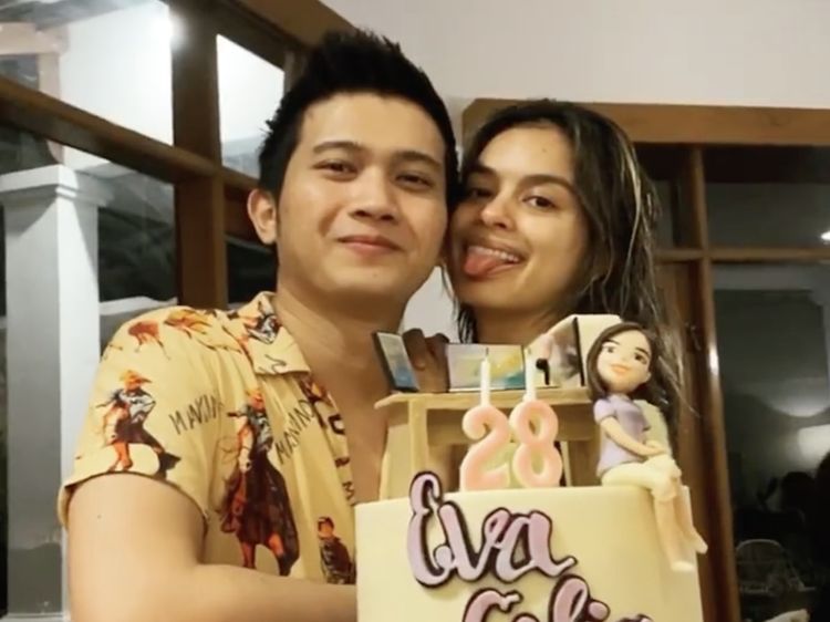 Potret Eva Celia Beli Sayur hingga Dapat Kue dari Demas Narawangsa