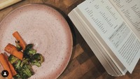 Eva juga tak segan terjung langsung ke dapur untuk masak sendiri hidangan favoritnya. Beragam sayur ia olah dengan resep yang diconteknya dari sebuah buku masak.