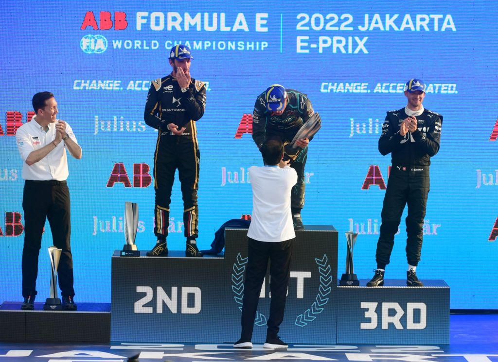 Presiden Joko Widodo (Jokowi) menyerahkan piala ke pemenang Formula E Jakarta, Mitch Evans. (Dok: Biro Pers Sekretariat Presiden)