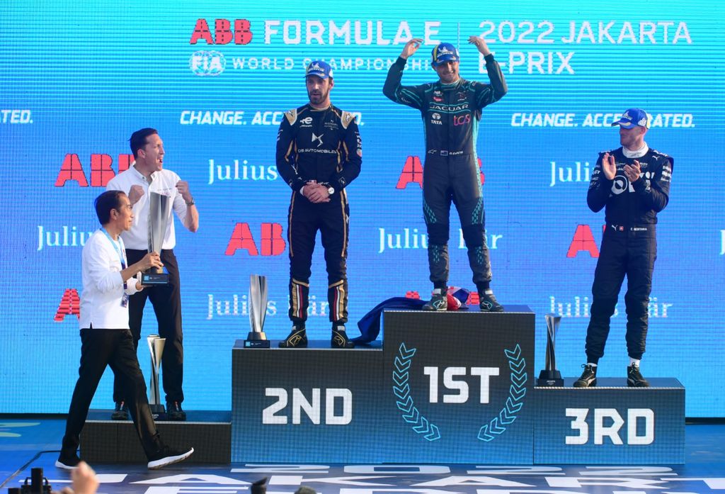 Presiden Joko Widodo tiba di Sirkuit Formula E Ancol sekitar pukul 14.15 WIB, Sabtu, 4 Juni 2022. Presiden disambut oleh Ketua MPR RI Bambang Soesatyo, Menteri Pariwisata dan Ekonomi Kreatif Sandiaga Uno, Gubernur DKI Anies Baswedan, Chairman of Formula E Jakarta-Indonesia Ahmad Sahroni, dan Formula E Chief Championship Officer & Co-Founder, Alberto Longo. (Dok: Biro Pers Sekretariat Presiden)