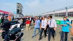 Lihat Lagi Foto-foto Jokowi Cek Sirkuit hingga Serahkan Piala Formula E
