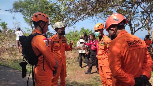 Proses evakuasi jenazah di sekitar tebing Pura Selonding, Desa Pecatu, Kuta Selatan, Badung, Bali, pada Sabtu (4/6/2022).