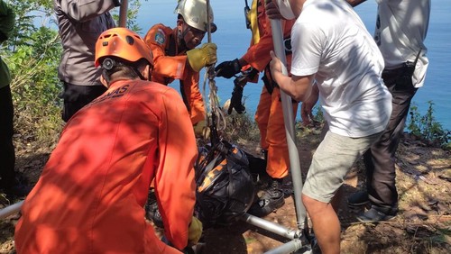Proses evakuasi jenazah di sekitar tebing Pura Selonding, Desa Pecatu, Kuta Selatan, Badung, Bali, pada Sabtu (4/6/2022).