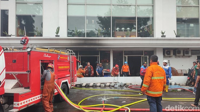 Proses pemadaman kebakaran di Hotel The Mirah, Bogor (Rizky-detikcom)