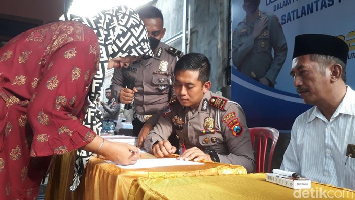 Proses restorative justice dan pemberian ganti rugi korban truk ngeblok tabrak rumah dan mobil di Pasuruan.