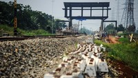 Proyek jalur ganda (double track) tersebut ditargetkan rampung pada 2023 mendatang untuk mempercepat pelayanan penumpang, efektivitas waktu dan mampu melayani pengantaran barang hasil industri di kawasan itu.