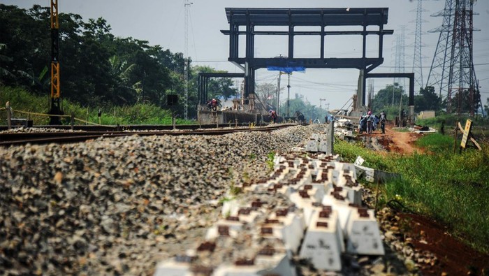 Pekerja menyelesaikan proyek rel ganda di Gedebage, Bandung, Jawa Barat, Sabtu (4/6/2022).  Proyek jalur ganda (double track) kereta api jalur Kiaracondong-Cicalengka tersebut ditargetkan rampung pada 2023 mendatang untuk mempercepat pelayanan penumpang, efektivitas waktu dan mampu melayani pengantaran barang hasil industri di kawasan itu. ANTARA FOTO/Raisan Al Farisi/nym.