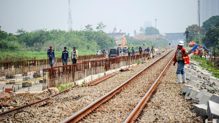 PROYEK REL GANDA BANDUNG CICALENGKA Pekerja menyelesaikan proyek rel ganda di Gedebage, Bandung, Jawa Barat, Sabtu (4/6/2022). Proyek jalur ganda (double track) kereta api jalur Kiaracondong-Cicalengka tersebut ditargetkan rampung pada 2023 mendatang untuk mempercepat pelayanan penumpang, efektivitas waktu dan mampu melayani pengantaran barang hasil industri di kawasan itu. ANTARA FOTO/Raisan Al Farisi/nym.