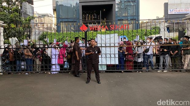 Ratusan warga yang mengantre di depan gerbang Gedung Pakuan akhirnya diizinkan masuk untuk takziah.
