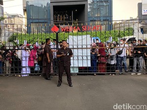 Antri Berjam-jam, Ratusan Warga Diizinkan Takziah ke Gedung Pakuan