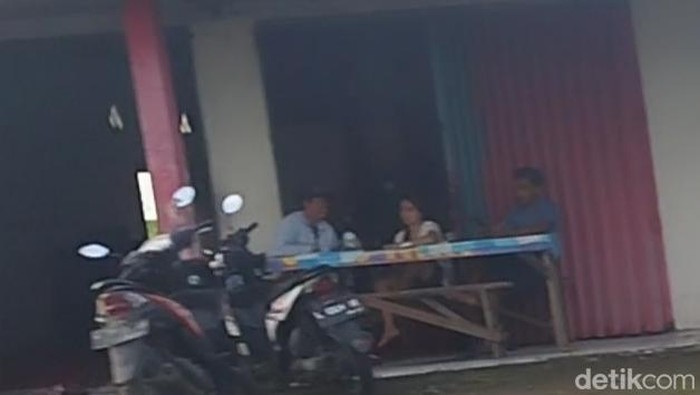 Salah saru warung kopi pangku di Cerme, Gresik yang selalu ramai pengunjung.