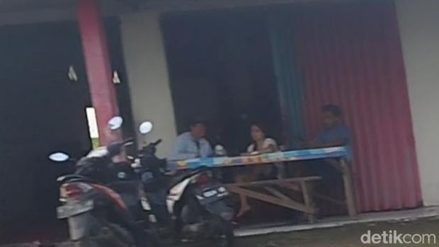 Salah saru warung kopi pangku di Cerme, Gresik yang selalu ramai pengunjung.