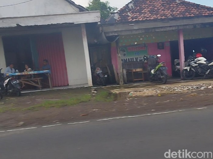 Salah saru warung kopi pangku di Cerme, Gresik yang selalu ramai pengunjung.