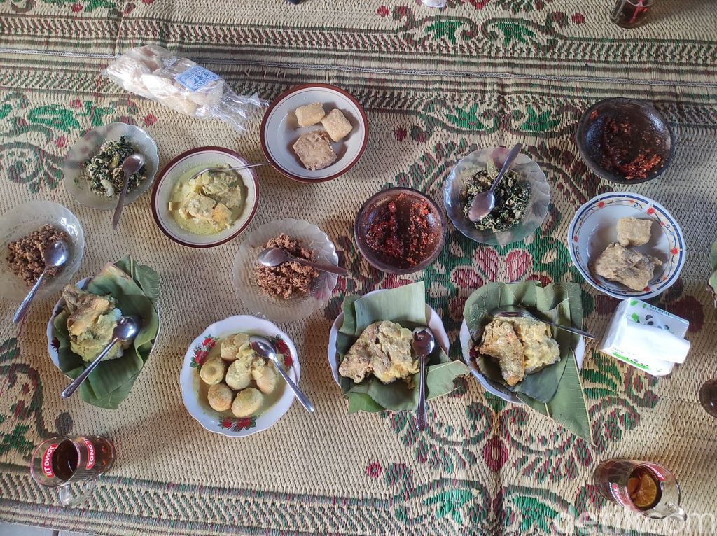 Sego kuning khas Giriwoyo Wonogiri disajikan dengan daun jati dengan nasi yang dikepal. Berbeda dengan nasi kuning pada umumnya, ciri khas masakan Wonogiri ini justru sayurnya yang berwarna kuning.