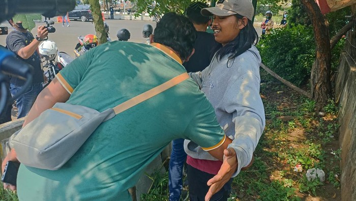 Sejumlah calo tiket Formula E di kawasan Ancol ditangkap polisi (Wildan/detikcom)