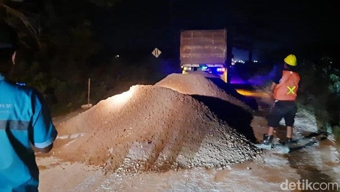 Sempat berkali-kali viral menjadi jalan angon bebek, jalan di Desa Pucangro, Kalitengah akhirnya bakal dicor.