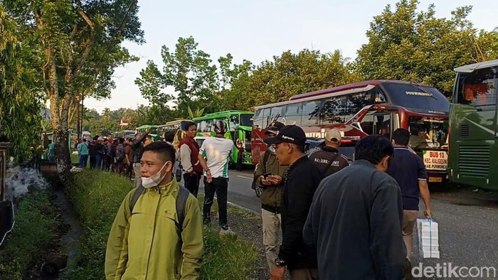 Simpatisan GMP Purworejo bersiap berangkat menghadiri deklarasi dukung Ganjar nyapres, Sabtu (4/6/2022).