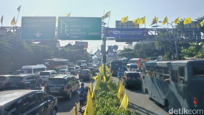 Situasi Lalin di Simpang Gadoh arah Puncak Bogor padat (Rizky-detikcom)