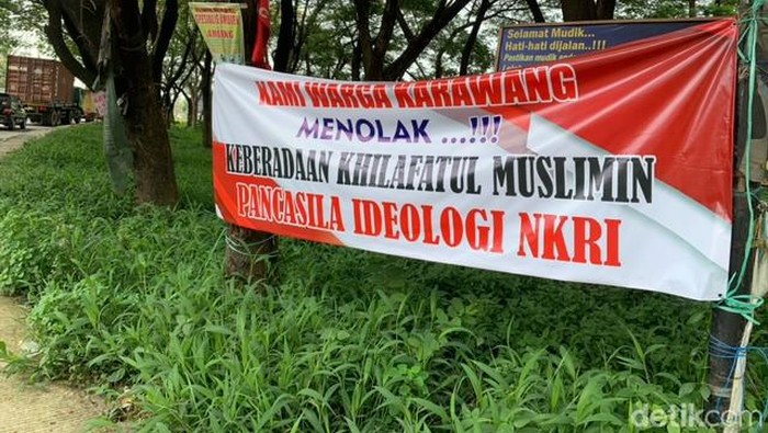 Spanduk penolakan Khilafatul Muslimin di Karawang.