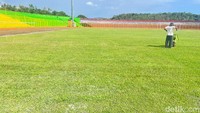 Petugas meratakan rumput lapangan Stadion Gelora BJ Habibie Parepare. Foto: Muhclis Abduh/detikSulsel