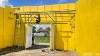 Proses pemasangan papan skor digital Stadion Gelora BJ Habibie Parepare. Foto: Muhclis Abduh/detikSulsel