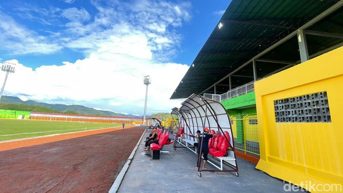 Proses pembenahan Stadion Gelora BJ Habibie Parepare untuk jadi markas PSM Makassar