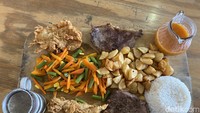 Meski Steak Potik berkonsep warung kaki lima, menu yang ditawarkan sangat beragam. Kebanyakan menunya ala restoran dan fusion. Suminto menjelaskan kalau menu-menu di Steak Potik adalah kreasinya sendiri. Foto: detikFood/Yenny Mustika Sari
