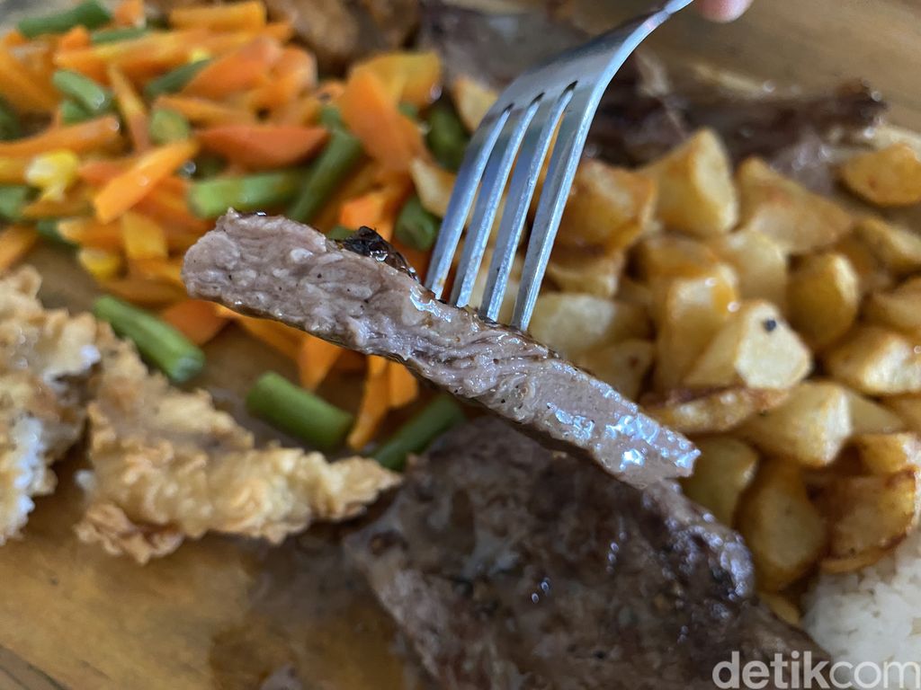 Steak Potik, Warung Kaki Lima Milik Mantan Chef