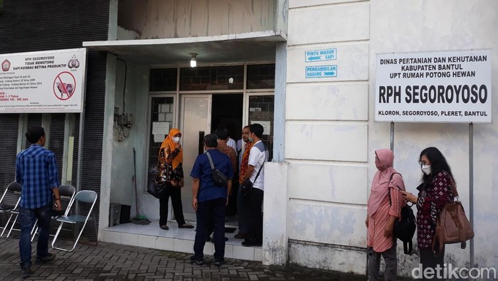 Suasana di rumah pemotongan hewan (RPH) Segoroyoso, Kapanewon Pleret, Kabupaten Bantul.