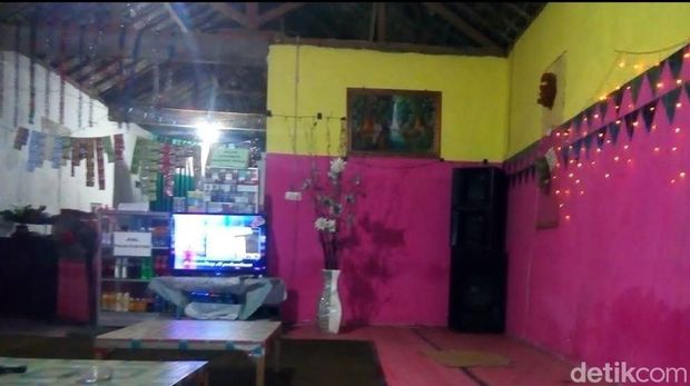 Suasana di salah satu warung kopi pangku di Gresik