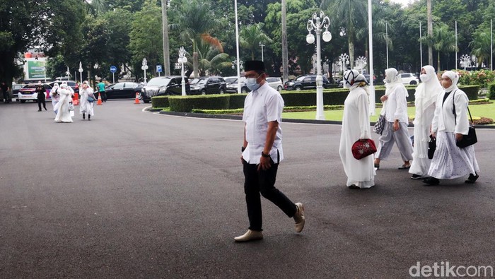 Pengajian untuk anak sulung Ridwan Kamil, Emmeril Kahn Mumtadz akan digelar di Gedung Pakuan. Sejumlah tamu undangan pun sudah mulai berdatangan ke gedung tersebut.