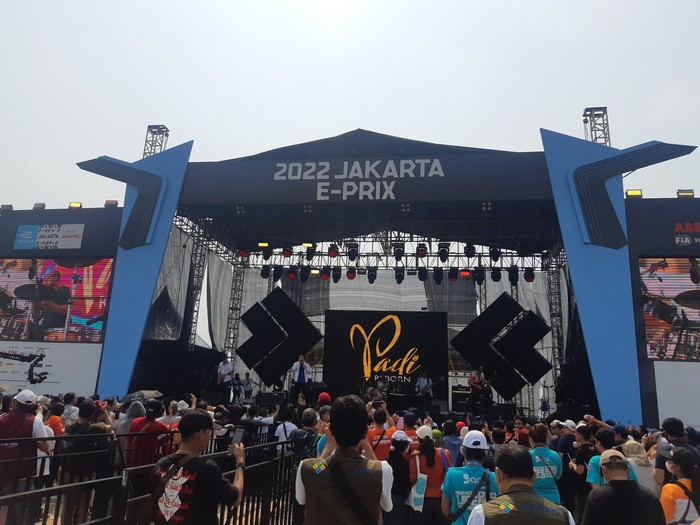 Suasana nonton Formula E di kawasan Ancol