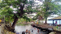 Di pinggir Pantai Hodo memang ada mata air tawar yang terus mengalir hingga membentuk seperti danau air tawar. Pada bagian barat, dijadikan sebagai tempat mandi untuk manusia. Airnya sangat jernih. (Faruk Nickyrawi/detikTravel)