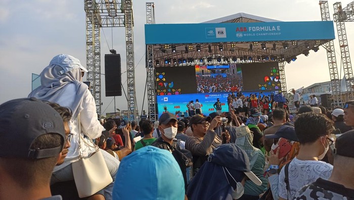 Suasana Penonton Saat Jokowi Menyerahkan Piala ke Juara Formula E
