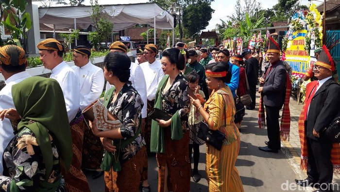 Suasana resepsi hajatan ngunduh mantu pasangan Kevin-Laras di Seboto, Gladagsari, Boyolali bernuansa nusantara, Sabtu (4/6/2022).