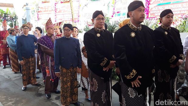 Suasana resepsi hajatan ngunduh mantu pasangan Kevin-Laras di Seboto, Gladagsari, Boyolali bernuansa nusantara, Sabtu (4/6/2022).