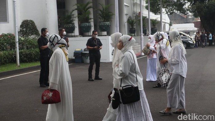 Tamu undangan mulai berdatangan ke pengajian Eril di Gedung Pakuan.